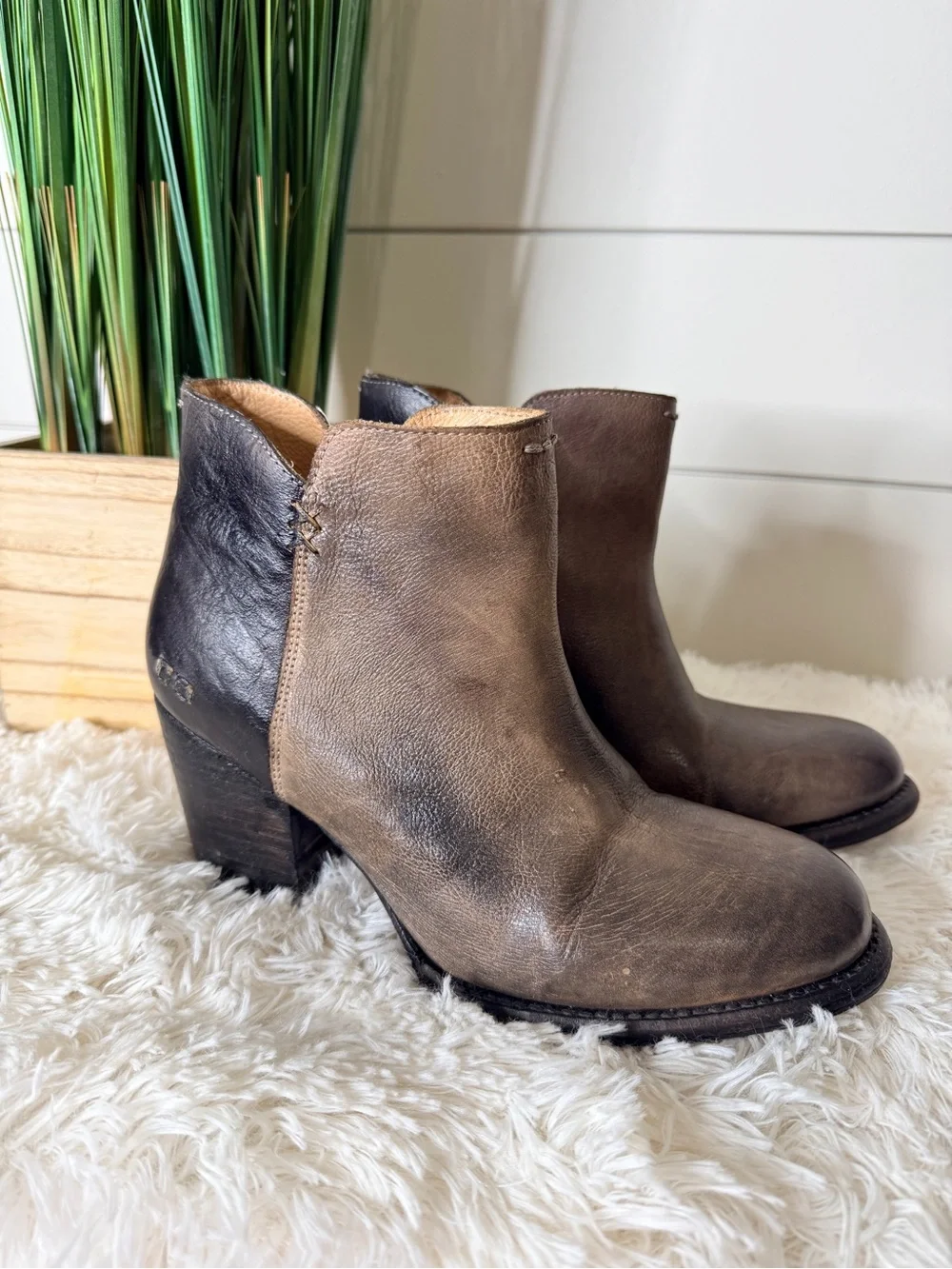 Bed Stu Yell Two-Tone Distressed Leather Ankle Booties Smoke Grey Black Size 8 - Picture 3 of 9